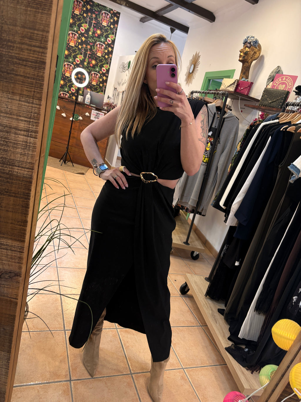 Vestido Largo Negro con Aberturas y Detalle Dorado