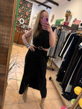 Vestido Largo Negro con Aberturas y Detalle Dorado