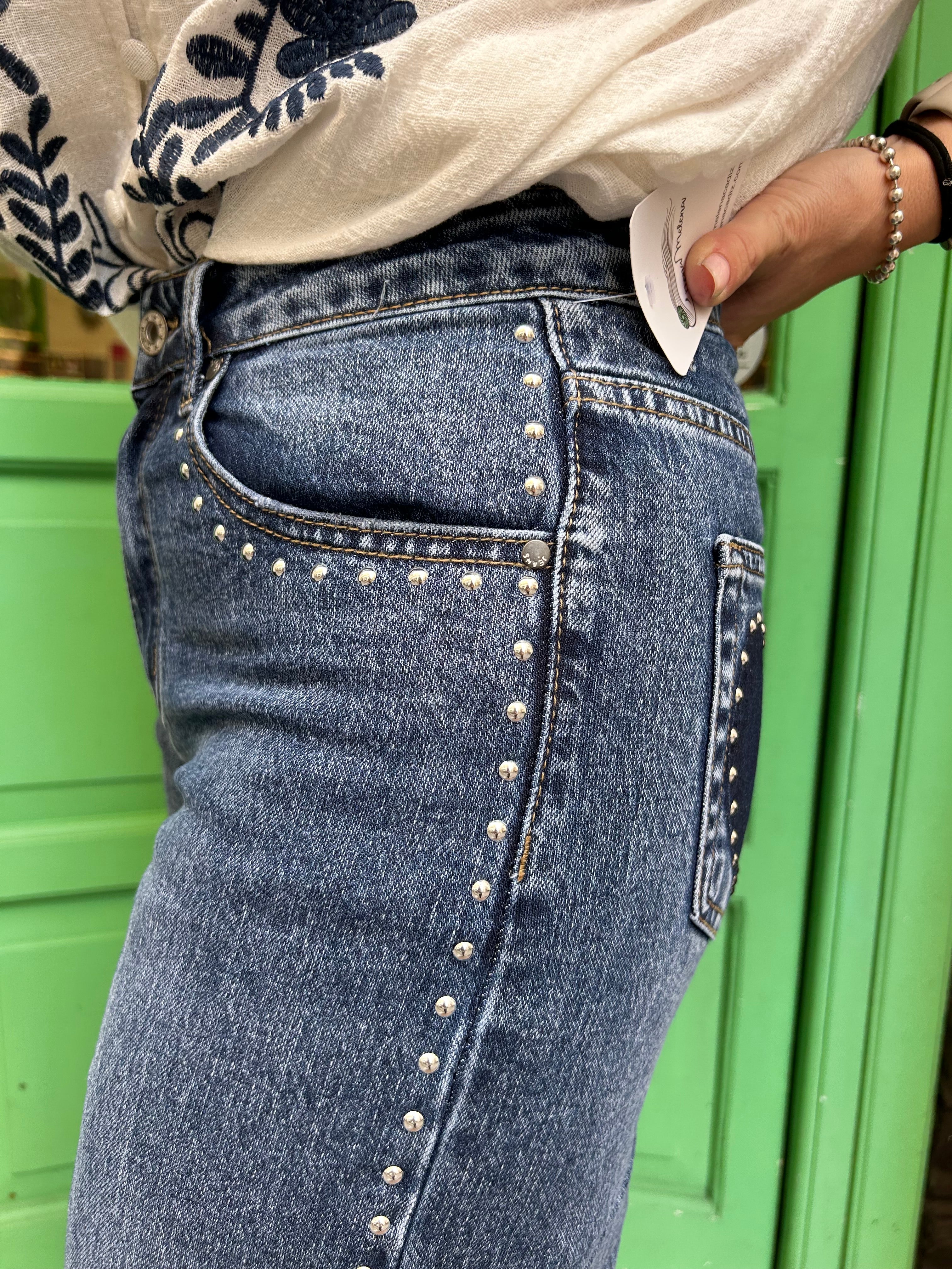Pantalón denim tachas