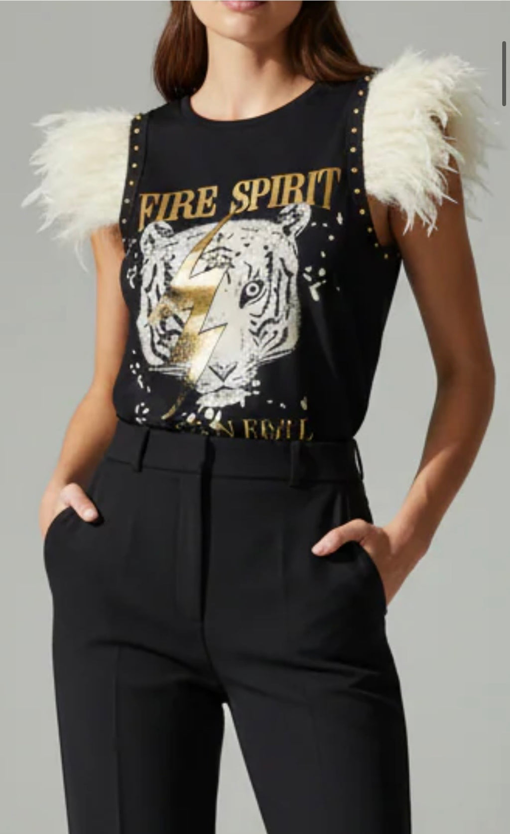 Camiseta Fire Spirit con Plumas y Tachuelas