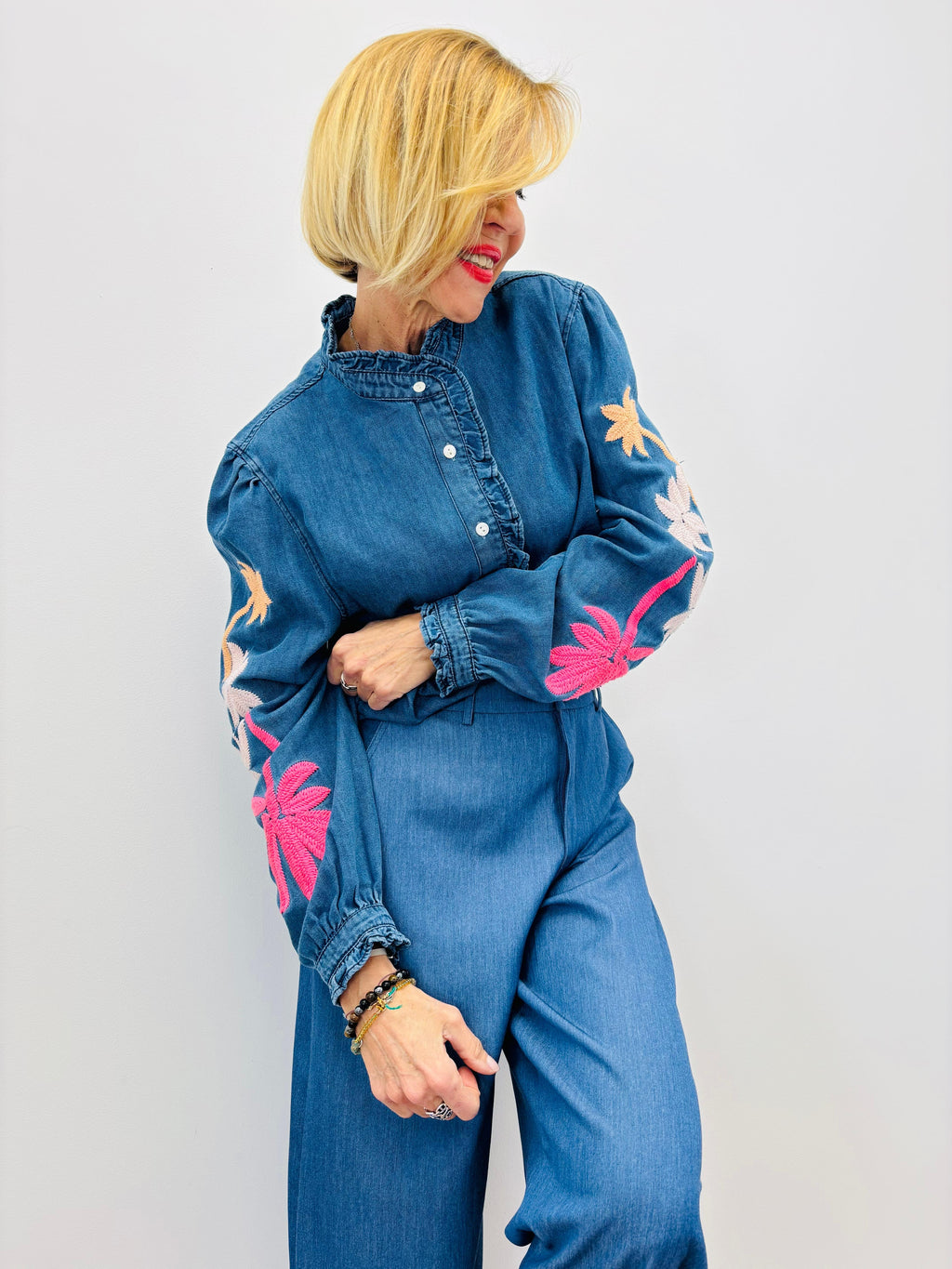 Camisa vaquera bordada