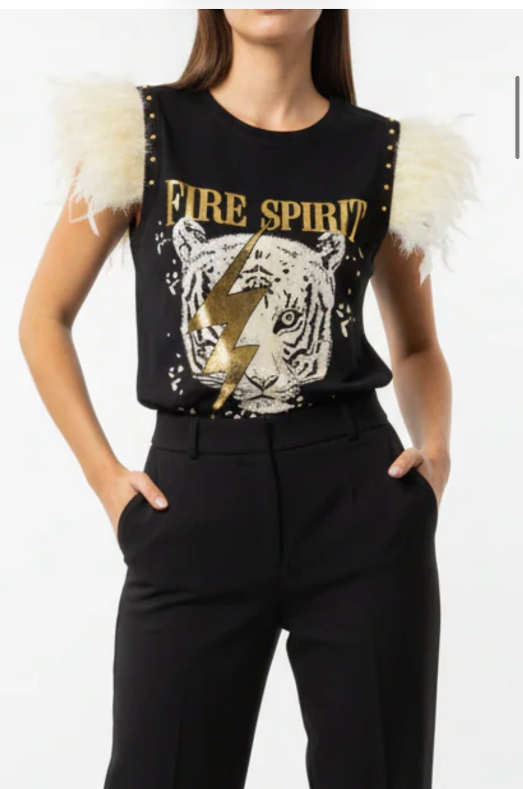 Camiseta Fire Spirit con Plumas y Tachuelas