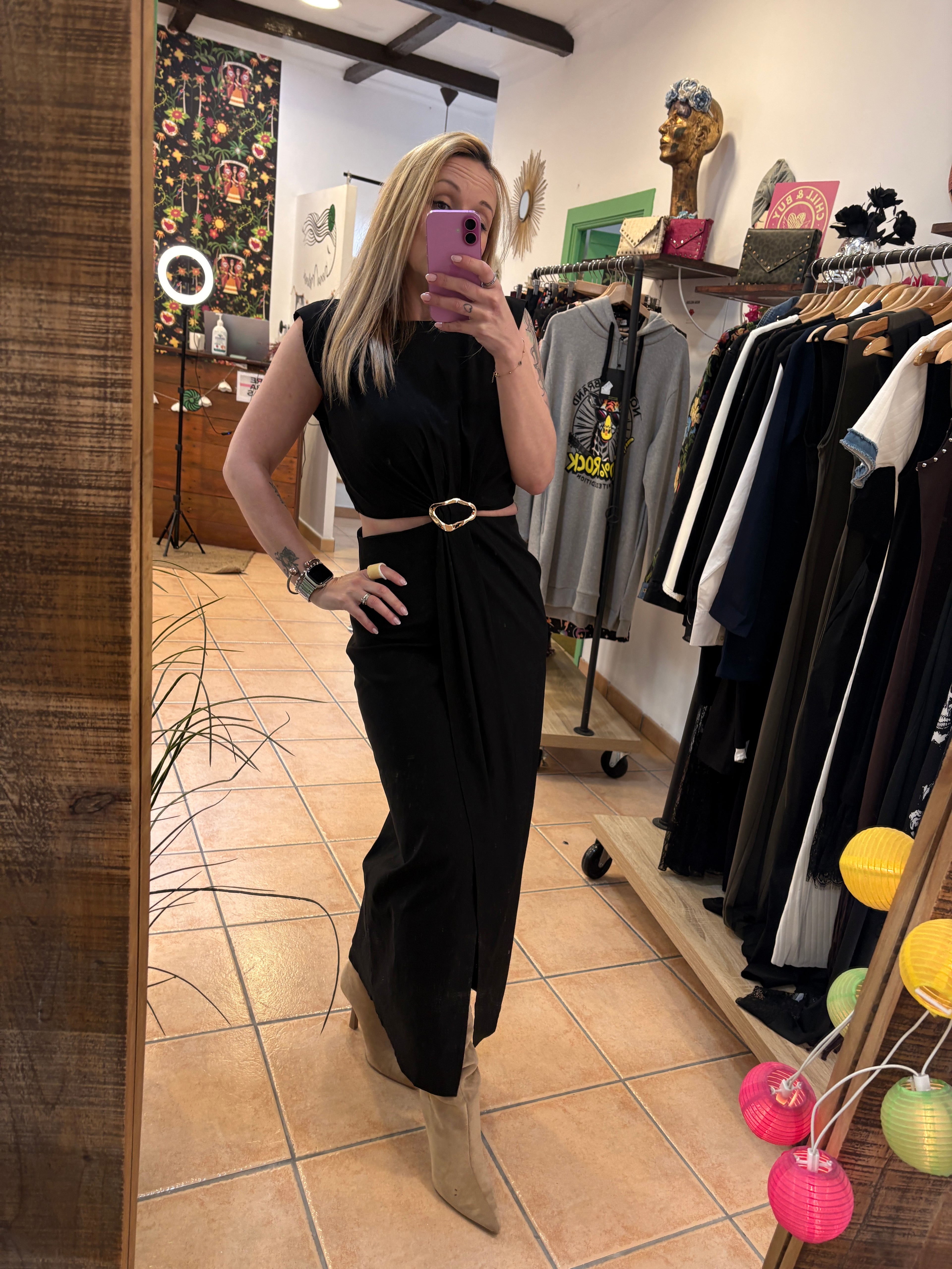 Vestido Largo Negro con Aberturas y Detalle Dorado