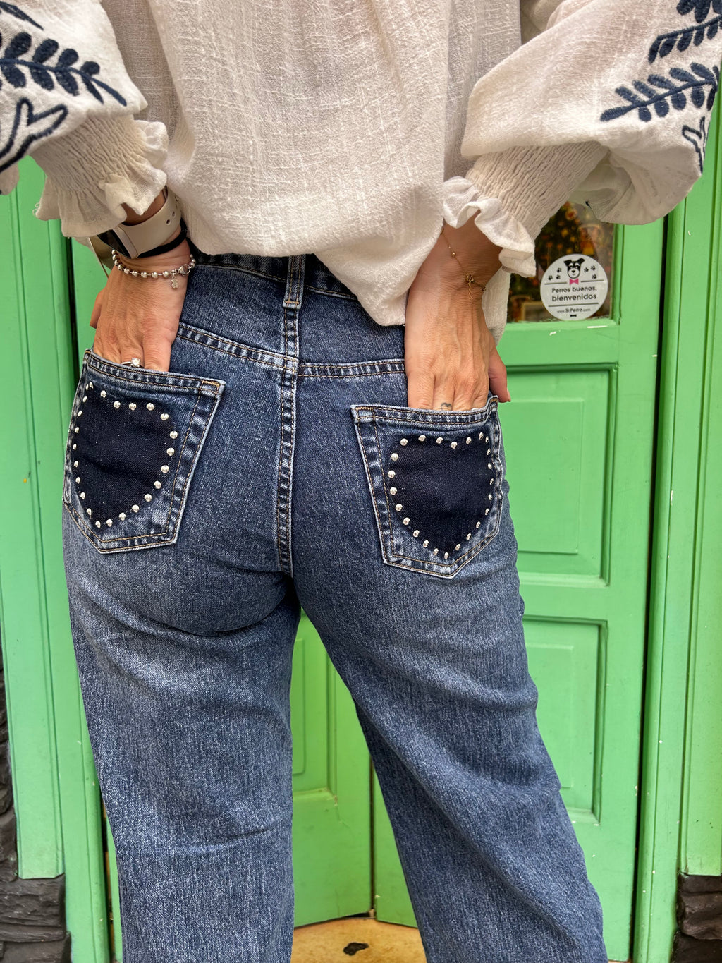 Pantalón denim tachas
