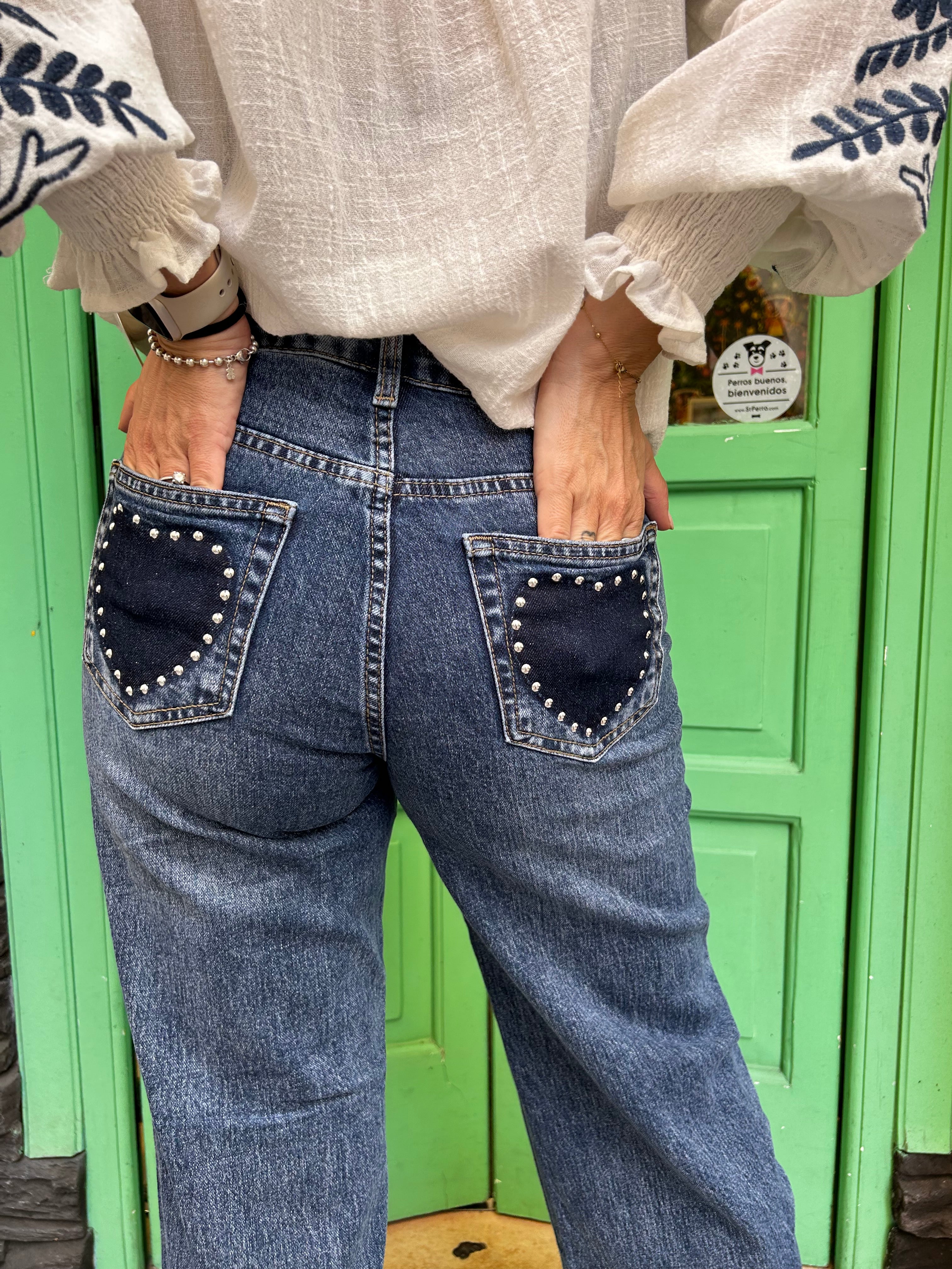 Pantalón denim tachas