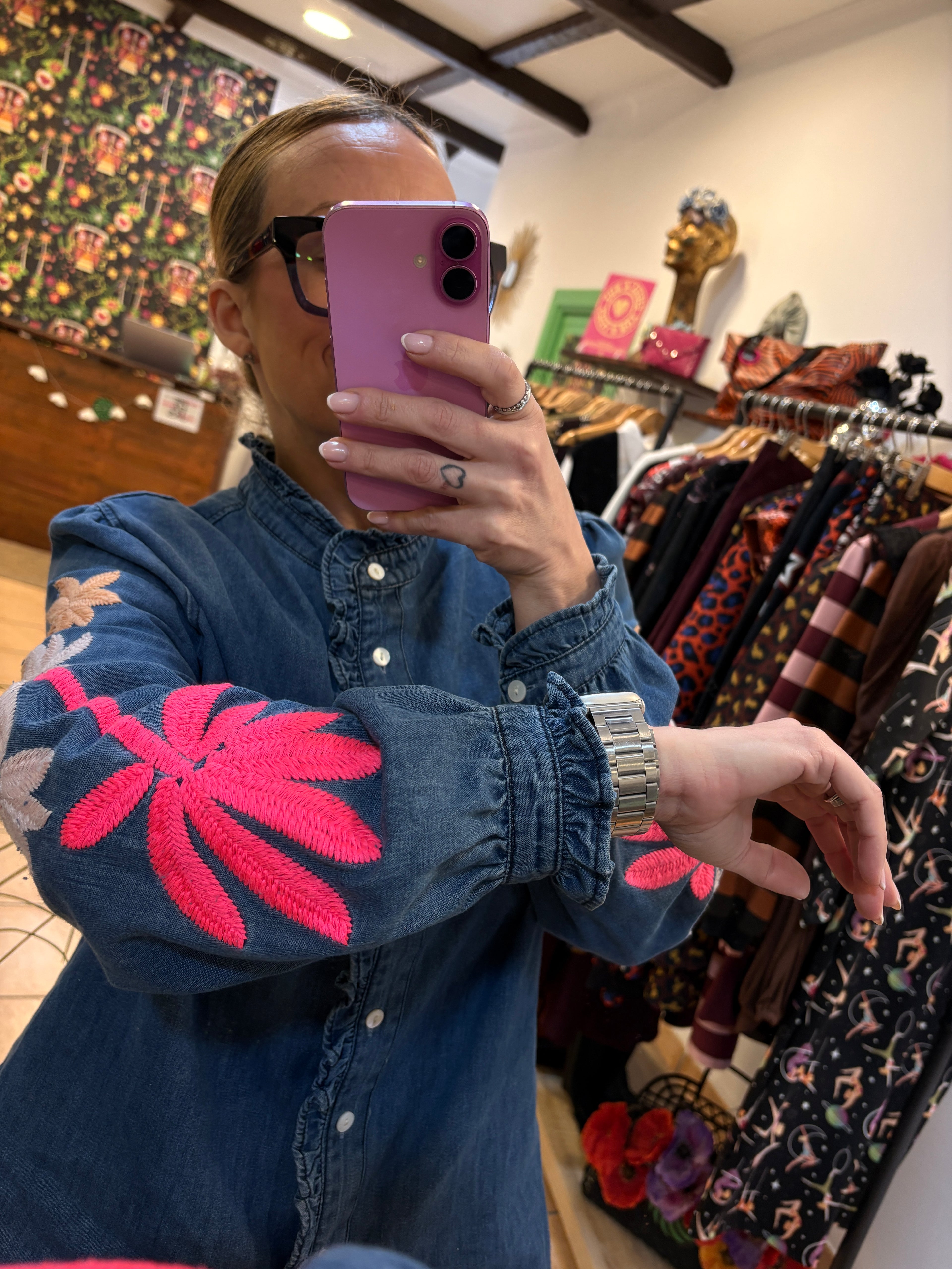 Camisa Vaquera Bordada - Detalles en las Mangas