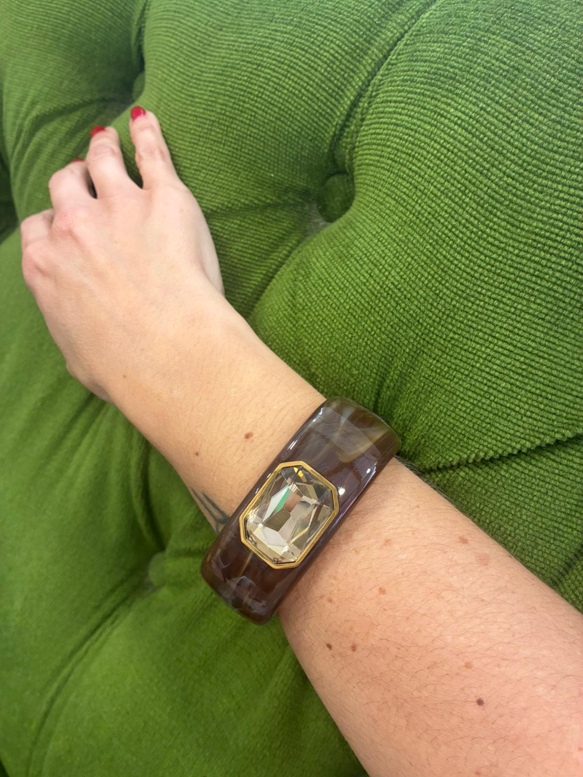 Pulsera resina con detalle de piedra