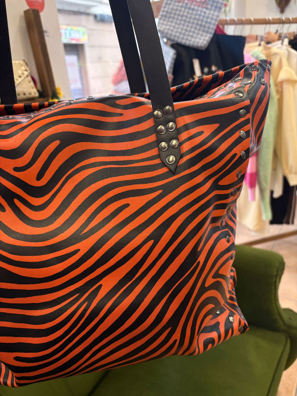 Bolso de Piel Artesanal con Tachas